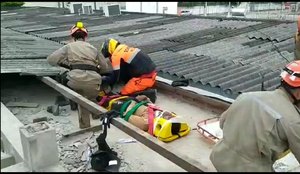 Bombeiros Homem cai telhado bayeux foto reproducao bombeiros