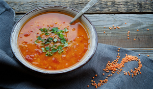 Sopa detox de lentilha vermelha (Imagem: Anna Puzatykh | Shutterstock)