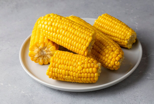O milho é um aliado da alimentação equilibrada e beneficia diversas funções do organismo (Imagem: Esin Deniz | Shutterstock)