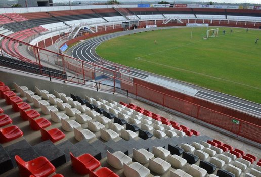 Bola rola no estádio Carneirão, em Alagoinhas