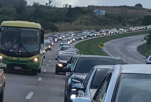 Engarrafamento na BR-230, próximo de Santa Rita, neste domingo (25)