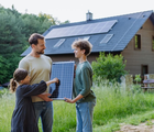 Além da economia, o sistema de energia solar valoriza o imóvel e contribui diretamente para a sustentabilidade ambiental (Imagem: Halfpoint | Shutterstock)