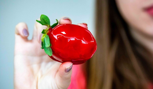 O morango do amor deve ser consumido com equilíbrio para não prejudicar a pele (Imagem: 
Adilson Sochodolak | Shutterstock)