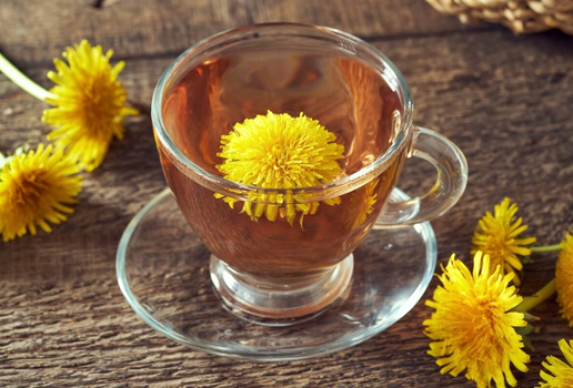 O chá de dente-de-leão pode ser usado contra distúrbios digestivos (Imagem: Madeleine Steinbach | Shutterstock)