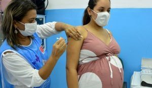 Câmara aprova prioridade para grávidas na vacinação contra Covid-19