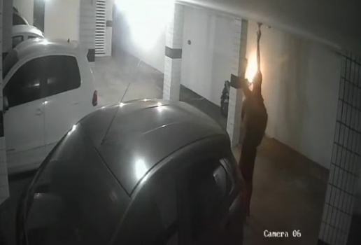 Homem invade prédio, quebra portão, rouba lâmpadas e deixa fezes no local