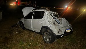 Carro capotou na rodovia e caiu em uma vala