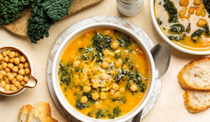 Sopa de grão-de-bico com couve e legumes (Imagem: OlgaBombologna | Shutterstock)