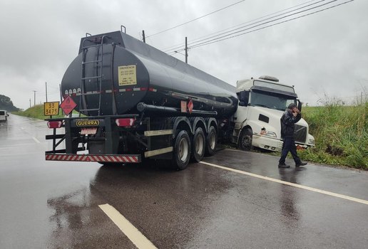 Veículo ficou atravessado na rodovia e interditou tráfego em faixas na BR-230