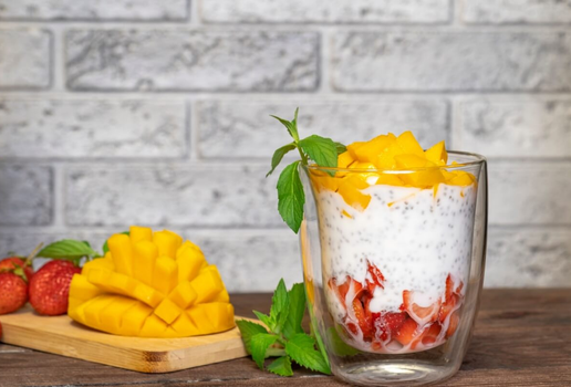 Pudim de chia com morango e manga (Imagem: PromKaz | Shutterstock)