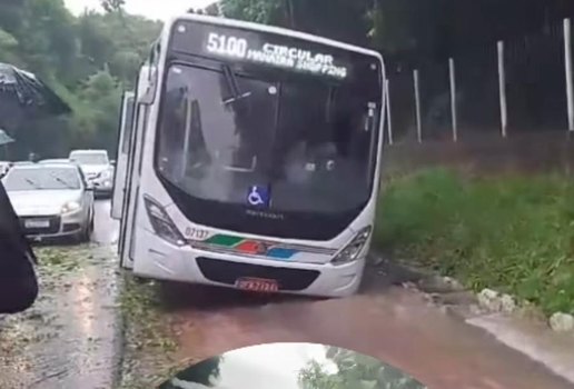 Onibus cai em buraco no HU Foto Ascom Semob JP