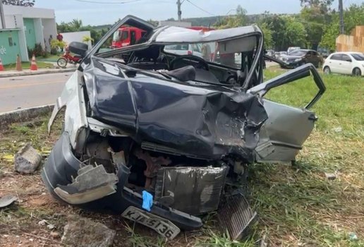 Dois carros e uma moto se chocaram, um motorista morreu na hora