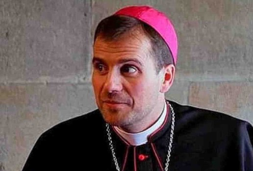 Bispo renuncia à Igreja para viver amor com autora de livros eróticos