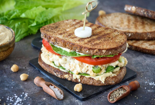 Sanduíche com patê de grão-de-bico (Imagem: ltummy | Shutterstock)