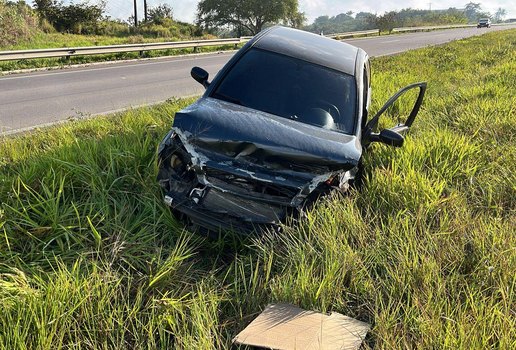 Carro ficou completamente destruído.