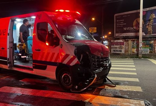 Carro e ambulância colidem em cruzamento no bairro da Torre, em JP
