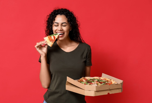 É possível se deliciar com uma boa fatia de pizza sem colocar a dieta ou a saúde em risco (Imagem: Pixel-Shot | Shutterstock)