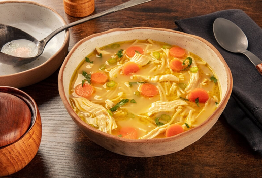 Sopa de frango com cenoura e macarrão (Imagem: Cook Shoots Food | Shutterstock)