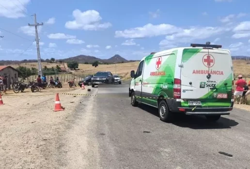 Homem é arremessado e morre após bater moto em ambulância no Sertão da PB