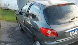 PM prende dupla e recupera carro roubado em João Pessoa