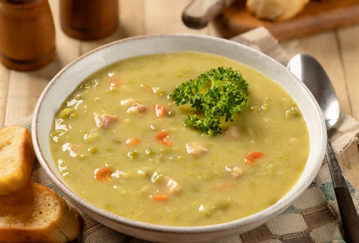 Sopa cremosa de ervilha com legumes e bacon (Imagem: Charles Brutlag | Shutterstock)