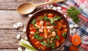 Sopa de feijão-branco com legumes (Imagem: Sergii Koval | Shutterstock)