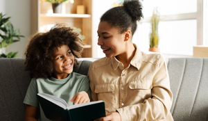 Os livros ajudam as crianças a compreenderem suas emoções e a encontrarem maneiras de se expressar (Imagem: AYO Production | Shutterstock)