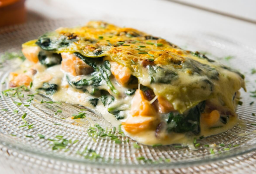 Lasanha de salmão com ora-pro-nóbis e queijo (Imagem: Lecker Studio | Shutterstock)