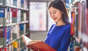 A leitura de obras clássicas é essencial para o vestibular (Imagem: TZIDO SUN | Shutterstock)