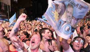 Argentinos comemoram vitoria nas eleicoes Folha Press