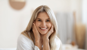 Os cuidados com a pele devem ser intensificados na perimenopausa (Imagem: Prostock-studio | Shutterstock)