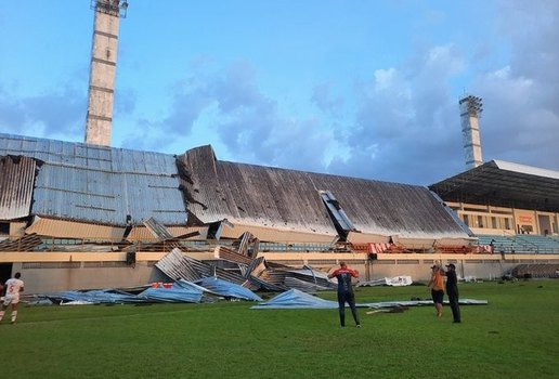 Estrutura de coberta de estádio desaba durante jogo pelo Campeonato Brasileiro