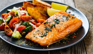 Salmão com manteiga e ervas (Imagem: Jacek Chabraszewski | Shutterstock)