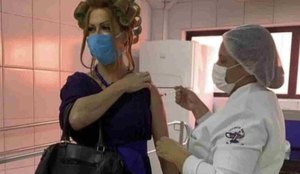 Vestido de Dona Hermínia, maquiador homenageia Paulo Gustavo ao tomar vacina