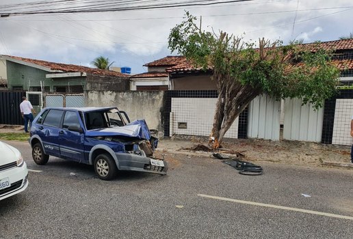 Acidente carro jaguaribe arvore