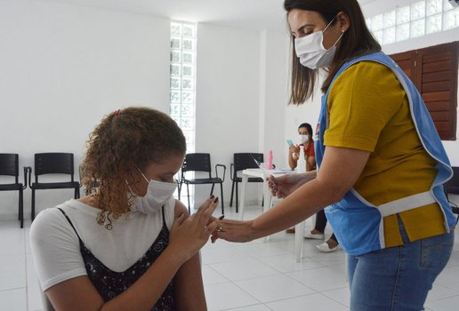 No momento da vacinação, é necessário apresentar um documento oficial ou certidão de nascimento da criança.