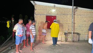 Pai chora mortes dos filhos em frente à porta da residência onde crime aconteceu.