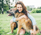 Para garantir a segurança e o bem-estar de todos, algumas atitudes durante o resgate dos animais são essenciais (Imagem: Mariia Korneeva | Shutterstock)