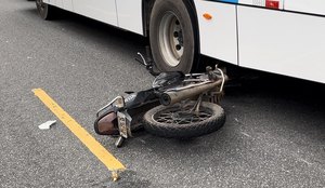 Parte da motocicleta ficou embaixo do ônibus