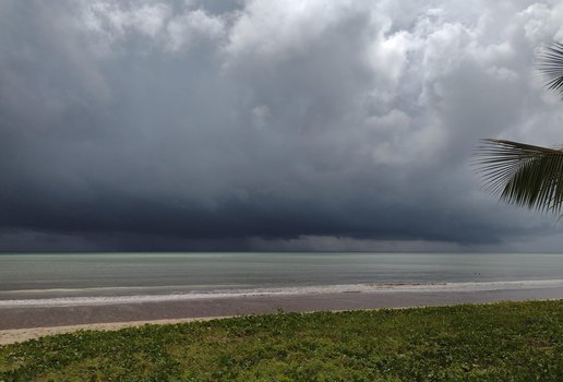 Nuvens carregadas na praia de Manaíra, em João Pessoa