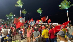 Ato reúne manifestantes a favor da democracia em João Pessoa