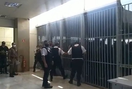 Manifestantes bolsonaristas tentam invadir Ministério da Saúde