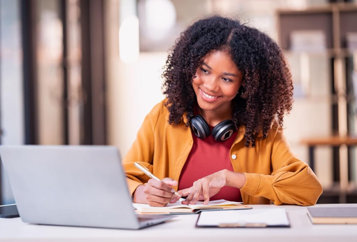 Preparação estratégica, domínio técnico e bagagem são essenciais para produzir uma boa redação (Imagem: Mr. Ashi. Sae Yang | Shutterstock)