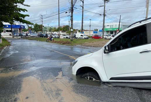 Veículo caiu em buraco no asfalto, em João Pessoa.