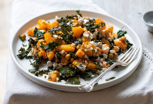 Salada morna de abóbora com couve e grão-de-bico (Imagem: Magdanatka | Shutterstock)