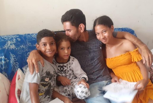 Em casa, Lorena Maria recebe beijo do pai entre os irmãos