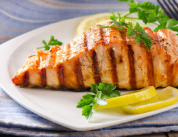 Salmão grelhado com limão e ervas (Imagem: Tatjana Baibakova | Shutterstock)