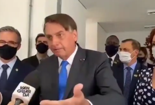 Presidente Jair Bolsonaro se irrita com pergunta e manda repórter calar a boca