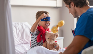 É importante estar atento aos sintomas do câncer infantil (Imagem: Rido | Shutterstock)