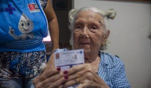 Auta Dantas, 95 anos, recebeu a 2ª dose neste sábado (27). Ela foi infectada pelo coronavírus e se curou depois de 15 dias internada. 